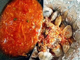 11、开心花甲――味美颜高满足嘴巴的“虚荣心”,将煮好的料汤倒进装花甲的锡纸碗中。