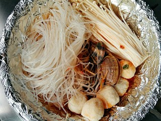 12、开心花甲――味美颜高满足嘴巴的“虚荣心”,将泡好的粉丝和鱼蛋，金针菇放在花甲上面。