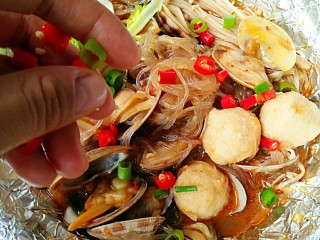 13、开心花甲――味美颜高满足嘴巴的“虚荣心”,将锡纸碗攥起口后在电磁炉上加热就可以，只要看到锡纸出现冒蒸汽了，证明里面汤已经滚开，这个时候再继续烤5分钟之后，汤料味道就会完全进去，把成品连同锡纸端出来后放在盘子上，打开锡纸口撒入葱花，香菜和小米辣圈。