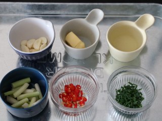 1、深夜食堂之酒蒸蛤蜊,准备所有材料，清洗干净切好备用。