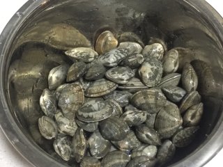 3、深夜食堂之酒蒸蛤蜊,吐完沙清洗一下沥水备用。