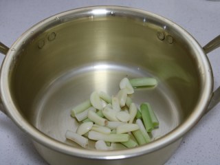 4、深夜食堂之酒蒸蛤蜊,锅中倒少许油，下蒜片和葱白爆香。