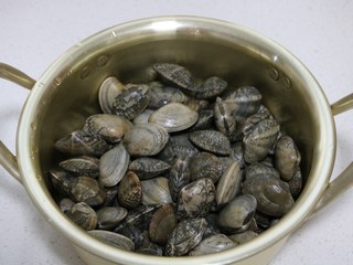 5、深夜食堂之酒蒸蛤蜊,蛤蜊倒入锅中。