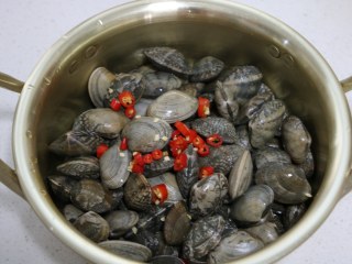 6、深夜食堂之酒蒸蛤蜊,加清酒、小米椒。