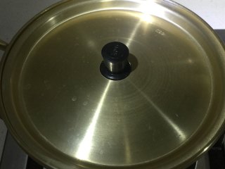 7、深夜食堂之酒蒸蛤蜊,盖上盖焖煮5分钟左右。