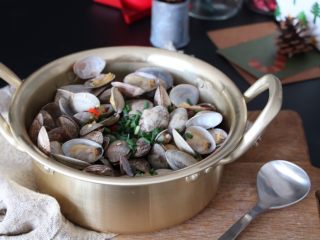 12、深夜食堂之酒蒸蛤蜊,这是深夜食堂第39夜中的菜谱，讲述的是一对感情深厚的母子之间的感人故事，喝着冷酒，陪着这盘蛤蜊，尝尽人世间的甜酸苦辣吧。