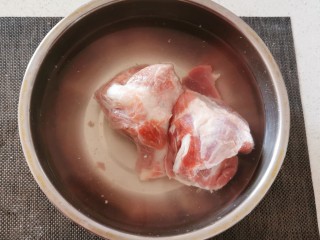 2、海带骨头汤,猪大骨用清水浸泡半个小时  中间换水一次