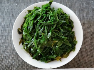 4、海带骨头汤,海带切丝备用