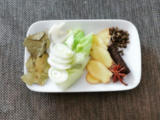 5、海带骨头汤,准备好香辛料  葱姜切片