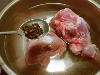 6、海带骨头汤,锅中放入清水  放入猪骨  放入花椒粒  水烧开  给猪骨汆水