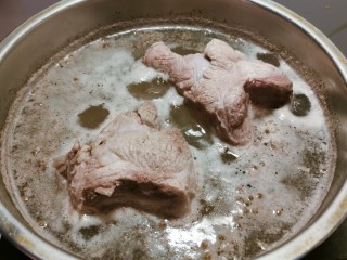 7、海带骨头汤,水开之后  猪骨捞出清洗干净 放入煲汤锅  丢掉脏水