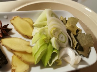 8、海带骨头汤,猪骨放入煲汤锅后 注入清水  放入准备好的香辛料