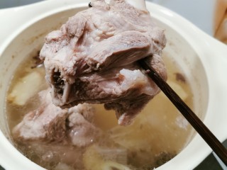 13、海带骨头汤,用筷子试探  轻松穿透肉即可关火