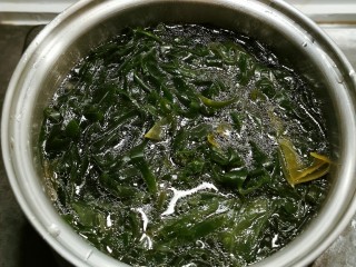 14、海带骨头汤,放入海带丝  煮熟