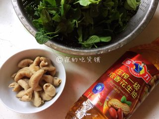 1、上海本帮菜 草头圈子,主要食材，草头洗净，大肠切段。