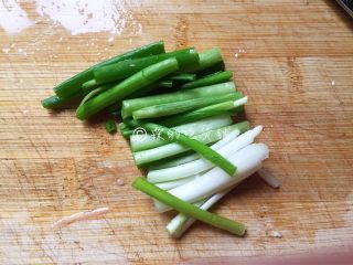 2、上海本帮菜 草头圈子,小葱切段，姜切片。