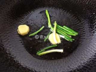 4、上海本帮菜 草头圈子,先把葱姜放入，煸香。