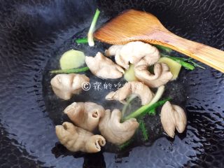 5、上海本帮菜 草头圈子,再把大肠放入煸炒。
