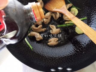 6、上海本帮菜 草头圈子,随后倒入老抽和生抽。