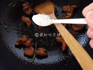 7、上海本帮菜 草头圈子,加糖，再放一点点的水，然后盖上锅盖，小火焖煮5分钟。