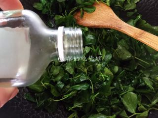 11、上海本帮菜 草头圈子,还有少许的白酒，快速煸炒后盛出。