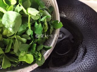 9、上海本帮菜 草头圈子,锅洗净后，放油，倒入草头。