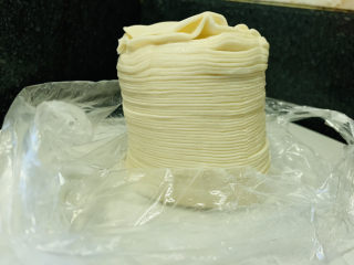 1、韭菜锅贴,水饺皮待用