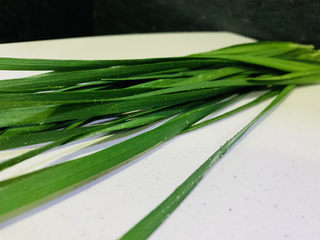 2、韭菜锅贴,韭菜洗净