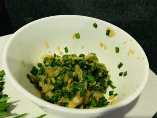 7、韭菜锅贴,加少许油，蚝油，酱油，五香粉搅拌均匀