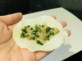 8、韭菜锅贴,取水饺皮，将先放入水饺皮