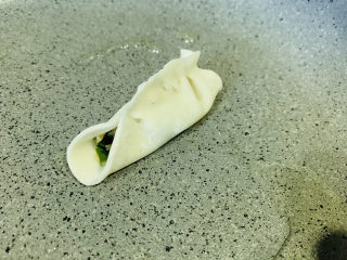 9、韭菜锅贴,两边中间捏紧，两边不要封口，锅加食用油，先不要开火，直接放锅里，