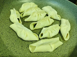 10、韭菜锅贴,摆整齐