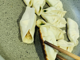 11、韭菜锅贴,开火，焦黄，