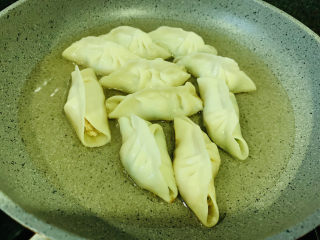 12、韭菜锅贴,加入清水