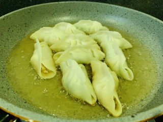 13、韭菜锅贴,煮开