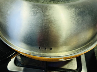 14、韭菜锅贴,盖住锅盖