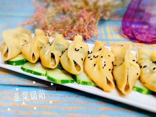 16、韭菜锅贴,撒芝麻，盘子垫黄瓜，摆盘，韭菜锅贴，完成