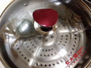 3、螃蟹炒年糕,将螃蟹放入蒸锅中，大火蒸10分钟。