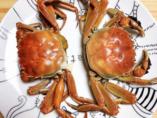 4、螃蟹炒年糕,螃蟹蒸好了，放凉待用。