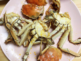 5、螃蟹炒年糕,将螃蟹一些不能吃的地方扒掉，留下精华部分待用。