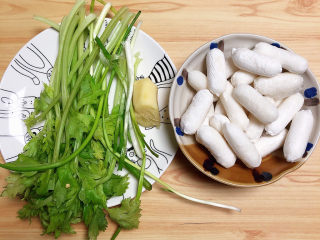 6、螃蟹炒年糕,准备好食材。香芹芯、芝士年糕、小葱、姜。