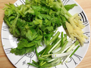 7、螃蟹炒年糕,食材切碎待用。