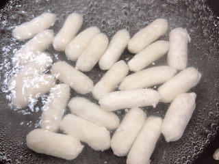 8、螃蟹炒年糕,锅中烧热水，放入芝士年糕，6分钟左右煮熟年糕。