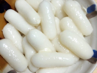 9、螃蟹炒年糕,煮好年糕待用。