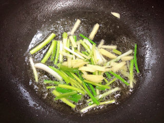 10、螃蟹炒年糕,锅中放油，加热至5成热。放入葱姜煸香。