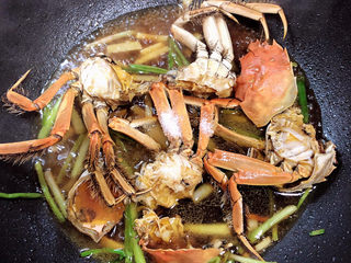 12、螃蟹炒年糕,加入盐、蚝油、生抽。再加100ml水，满煮入味。