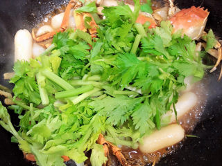 14、螃蟹炒年糕,再加入香芹芯，翻炒均匀。