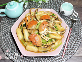 16、螃蟹炒年糕,一盘鲜美的葱油螃蟹芝士年糕就上桌了！