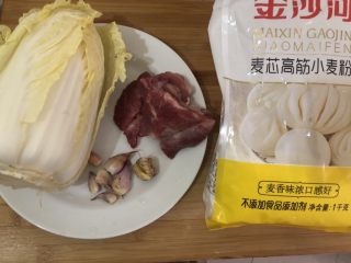 1、猪肉白菜水饺,准备食材
