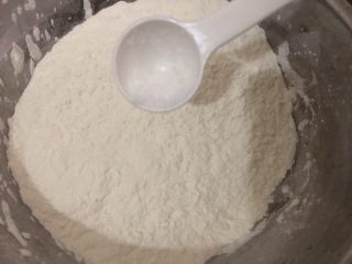 2、猪肉白菜水饺,面粉加少许盐